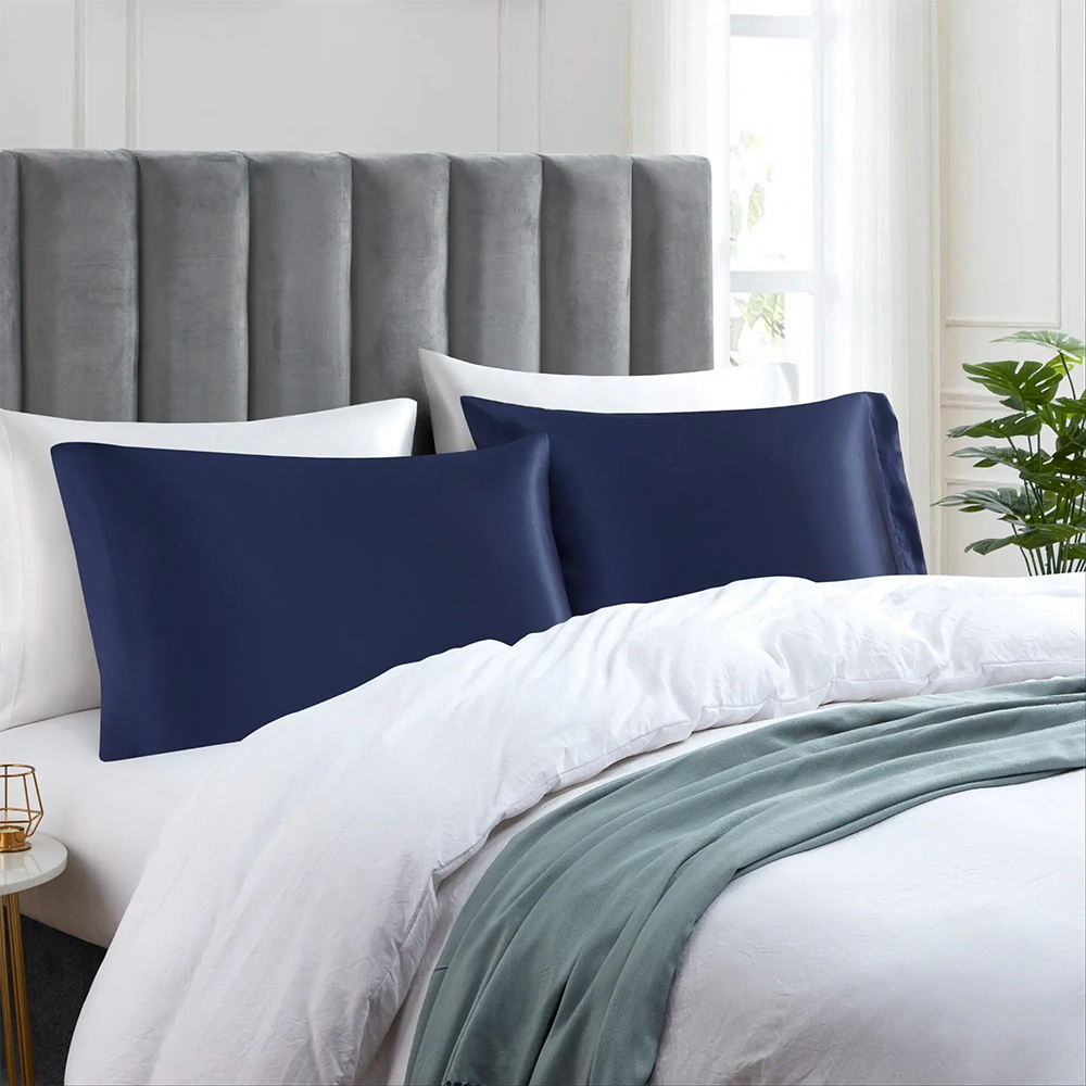 Meke i glatke čvrste satenske jastuke